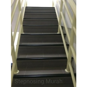 Pengaman Step Nosing Karet, Lis Tangga , Anti Slip Tangga, Pengaman Siku Tangga