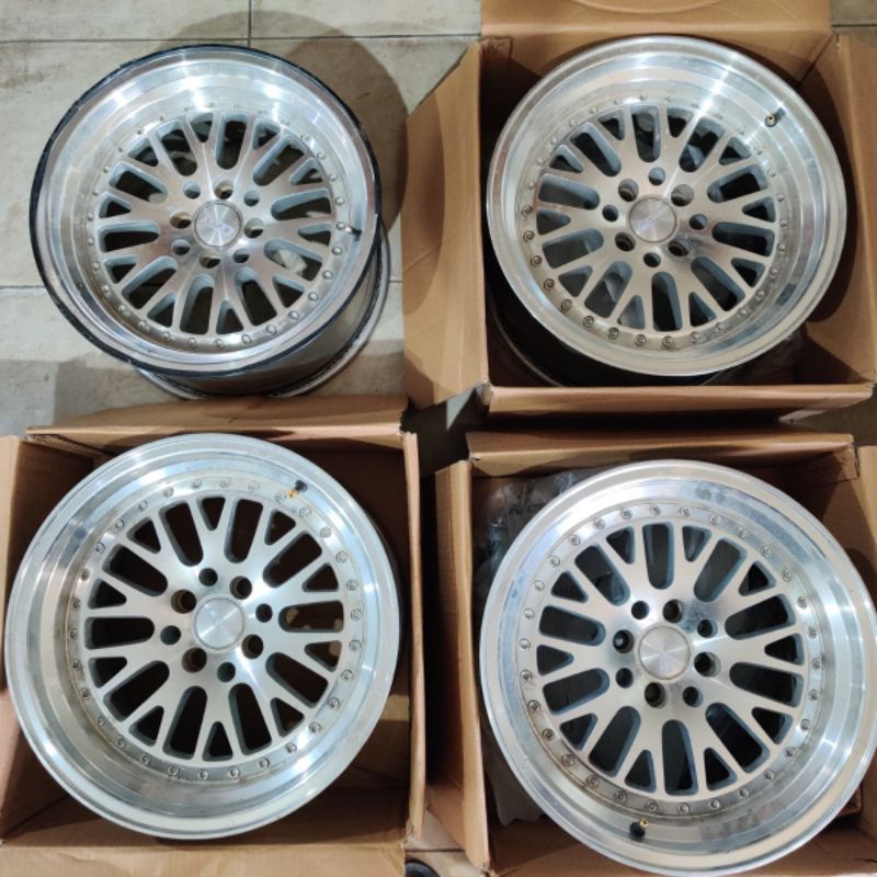 Velg Bekas Mobil Celong CCW CLASSIC R16 Lebar 8/9 Hole 4 x 100 / 4 x 114,3 Et 10 Warna Silver Polish
