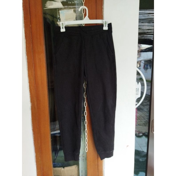 celana joger atau training second uniqlo