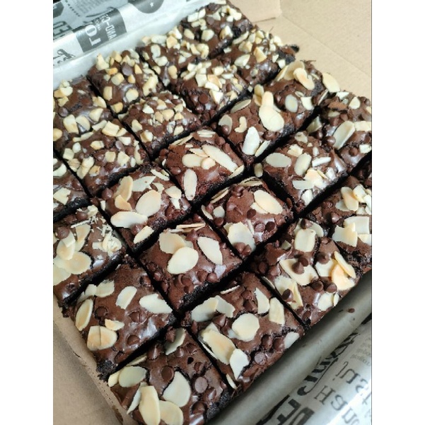 

Fudgy_Brownies/Brownies_Panggang_Topping_Almond_Mete_ChocoChip_Ukuran20*20_by_Momyco_Malang