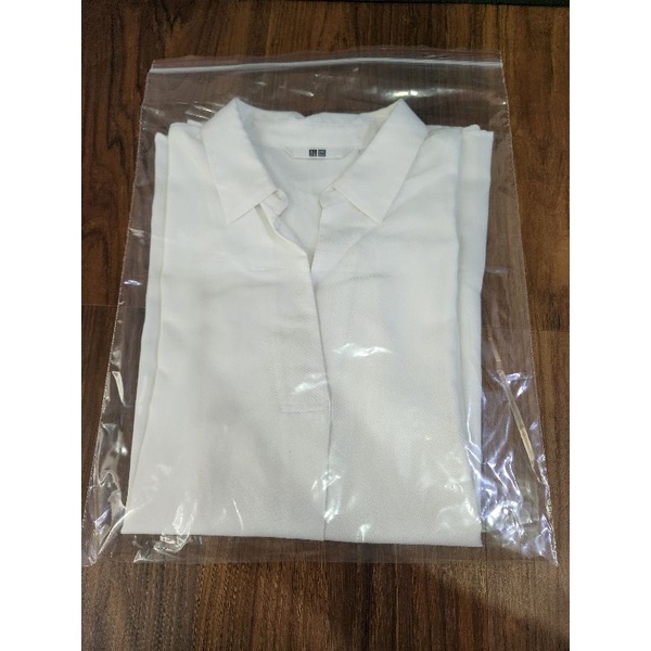 Blouse Wanita Merk Uniqlo (Preloved)