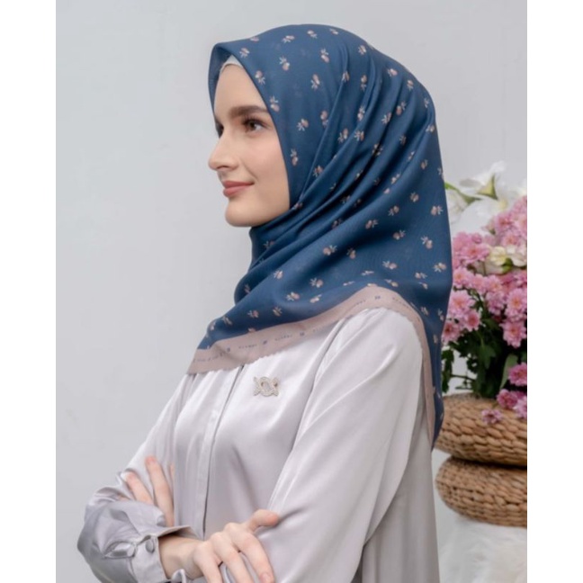 Chrysant scarf wearing klamby