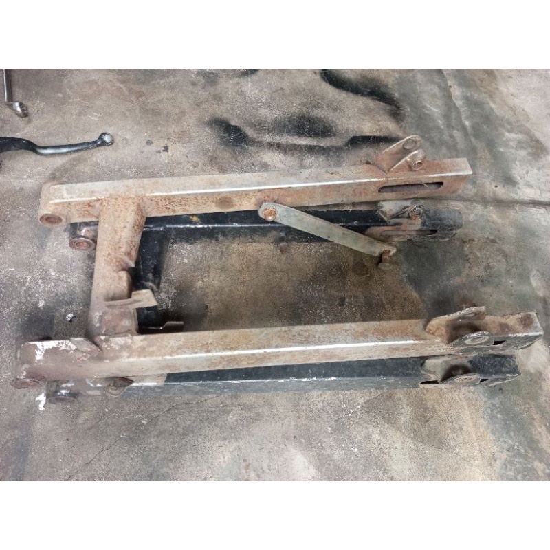 Swing arm fiz fizr bekas minus karat kotor dan ada coakan ada bekas kemakan rantai sebelah kiri