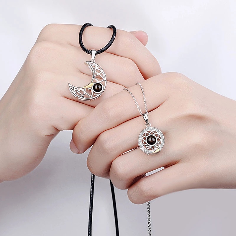 Hot Sale/2Pcs Set Kreatif100Bahasa I Love You Couple Pendant Necklace/Ladies Simple Charm Necklaces/Kalung Klavikula Elegan/Kalung Rantai Pantai Kepribadian Perempuan