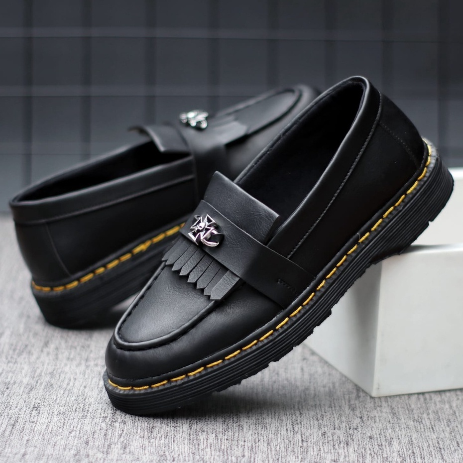 Sepatu Docmart Pria Pantofel Loafers Pria Kulit Sinthetic Kasual Formal Slip On Moccasin Hitam Slop Cowok Ori