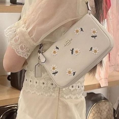 Tas Wanita Coach Nolita 19 Wristlet Hand Bag Daisy Embroidery Original