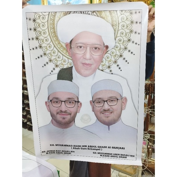 foto kh.muhammad zaini beserta anak beliau bahan banner 50x70