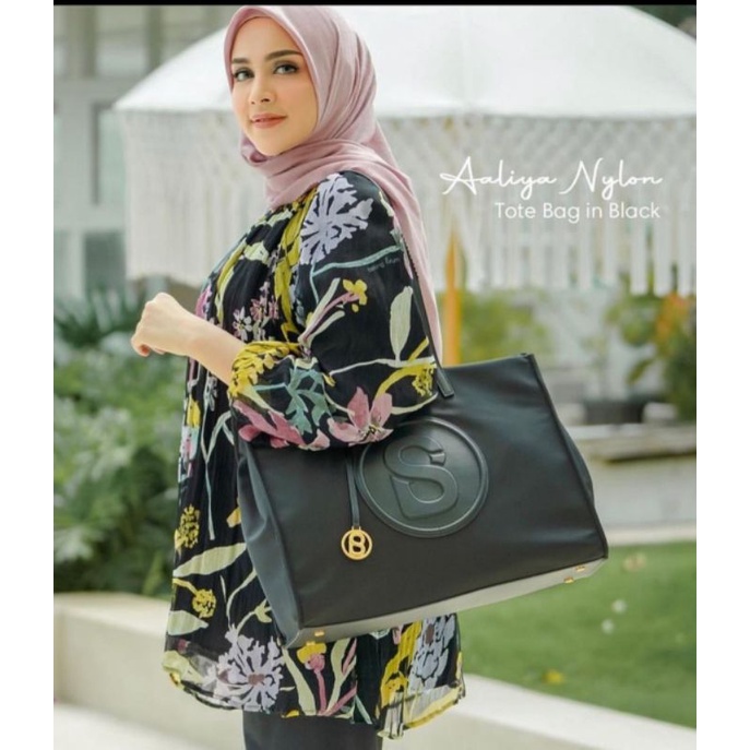 buttonscarves aaliya nylon Tote bag