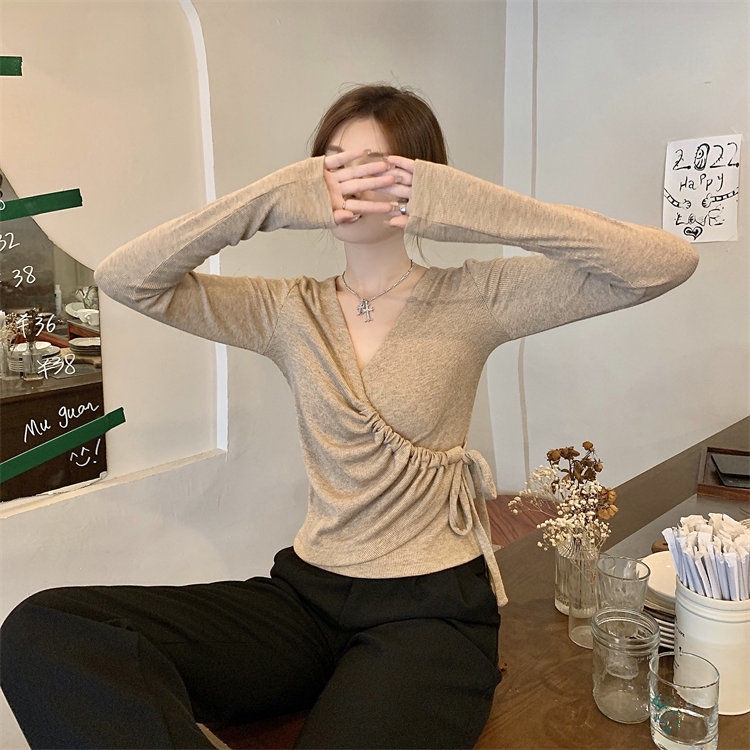 Red 2022 Musim Gugur V-Leher Dasi Lengan Panjang T-shirt Wanita Baru Chic Rasa Desain Niche Slim Unik Pendek Top