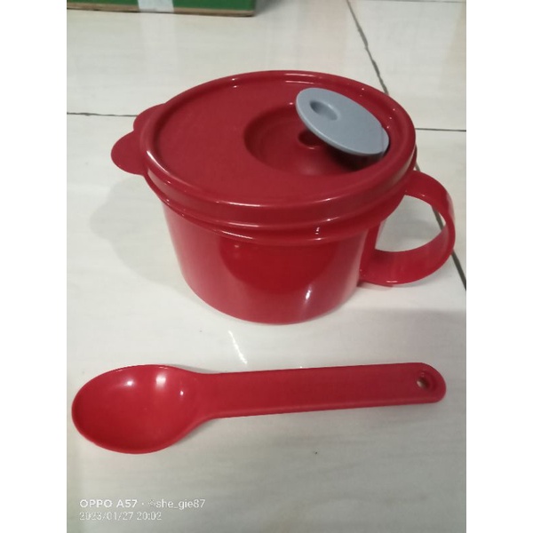 Kotak bekal Tupperware