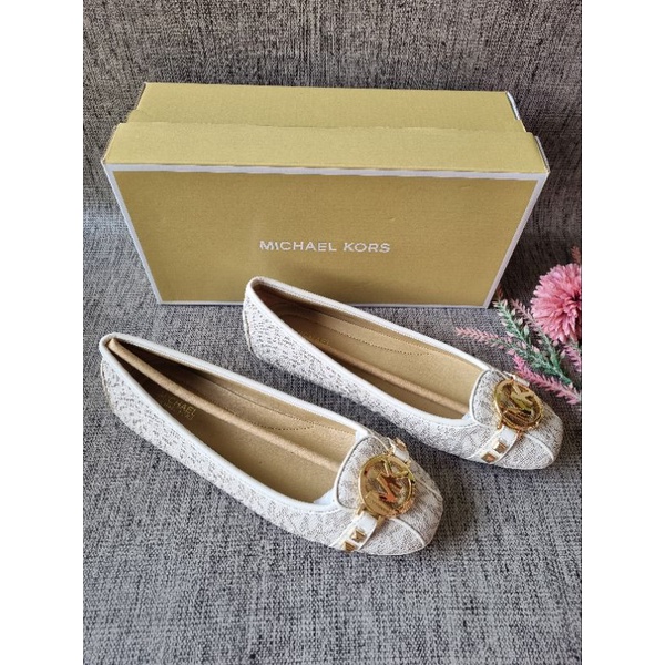 sepatu MK fulton moc pyramid studs