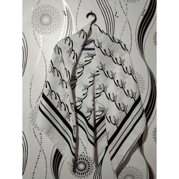 Hijab segi empat deenay kw motif syl putih