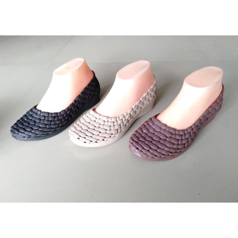 Sepatu Wanita Q-1241 Polos Sepatu Slip On Empuk Anti Slip