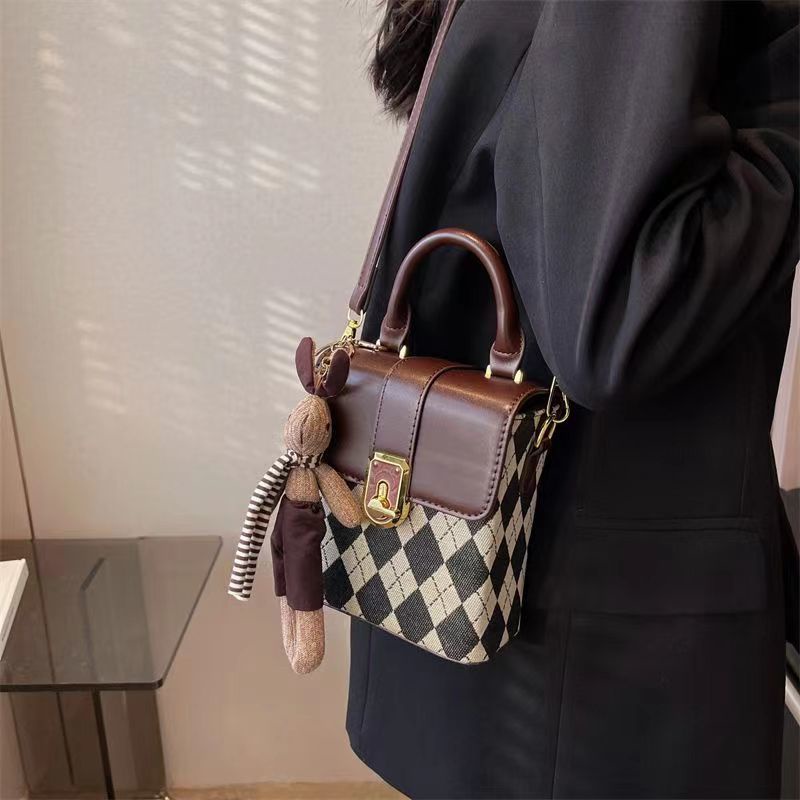 Red Kelinci Pelunasan Portable Musim Gugur dan Musim Dingin All-Match 2022 Tas Baru Wanita Genggam Single Bahu Messenger Lingge Kecil tas Ponsel