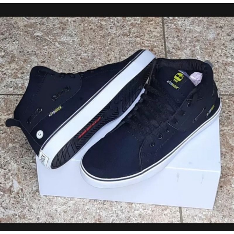 Sepatu sneakers pria Sepatu pria model terkini