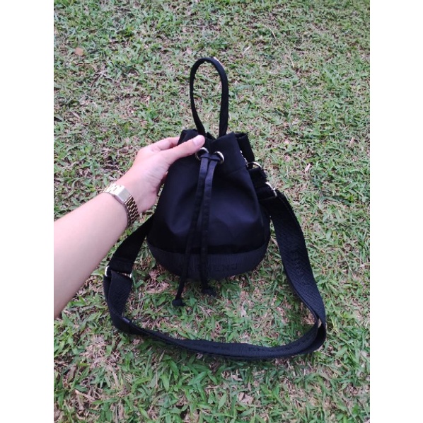 Sling bag serut nilon marhen j | Tas serut mini hitam | preloved