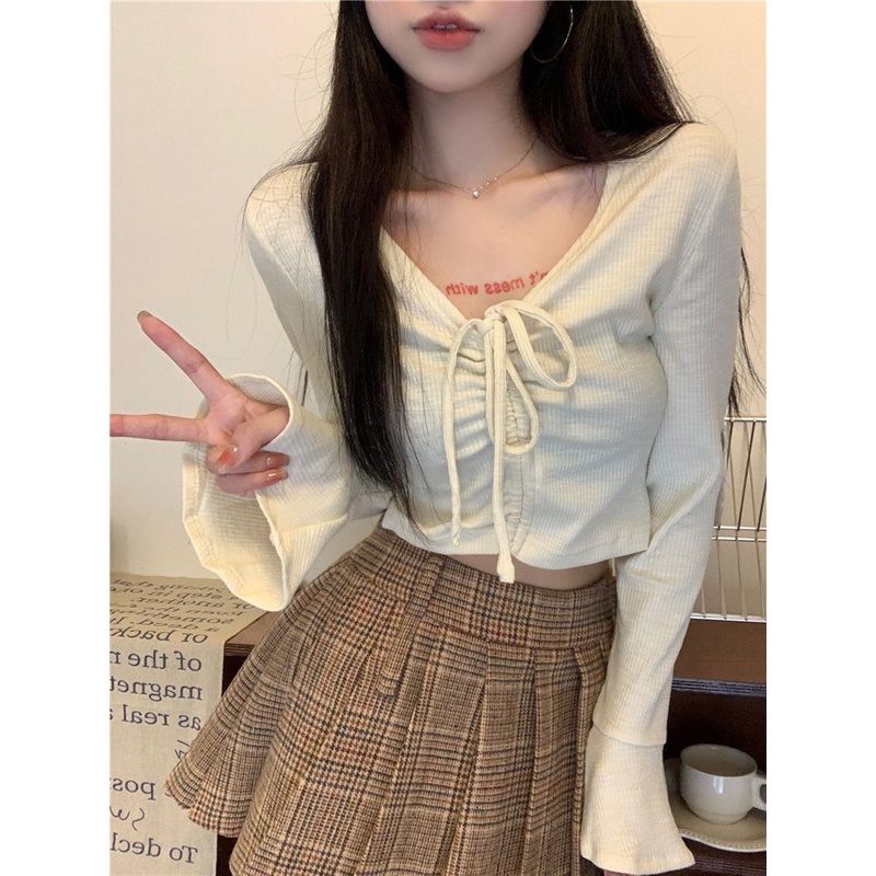 Red Gadis Seksi V-Leher Serut Lengan Panjang T-shirt Wanita Musim Gugur Keinginan Murni Gaya Pinggang Tinggi Terkena Pusar Rasa Desain Niche Slim atasan Pendek