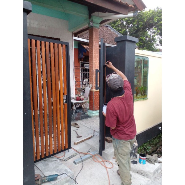 pintu pagar model kupu tarung dgn variasi kayu jati minimalis