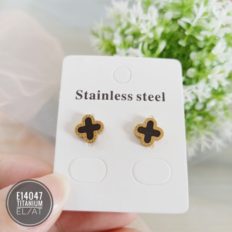 Anting Titanium stud Clover Gold E14047