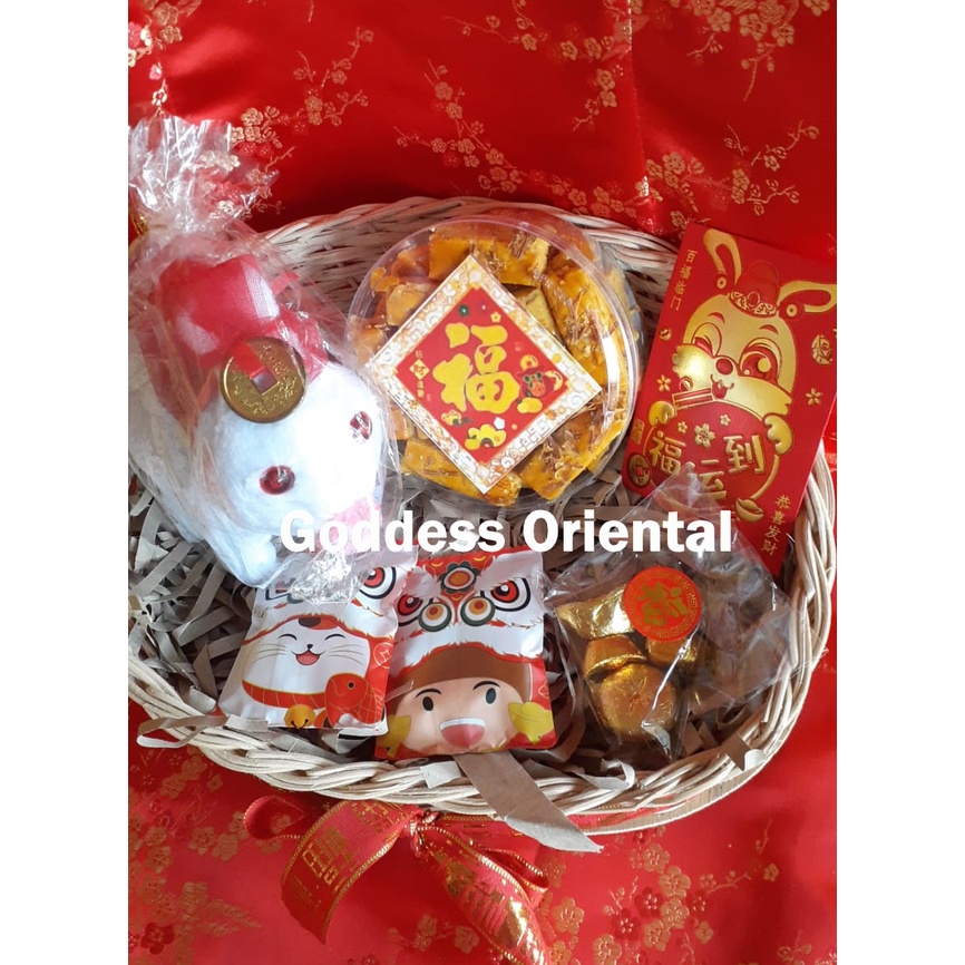 

Imlek Gift Hampers Tahun Kelinci Kue Kastengel + Barongsai Candy + Coklat Yuan Bao Yenpao Boneka Rabbit 7 pcs Gift Hampers Set Hadiah