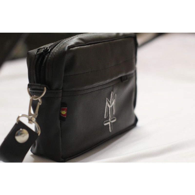 MATERNAL DISASTER  Pham Pouch Bag Waterproof Mini Hitam