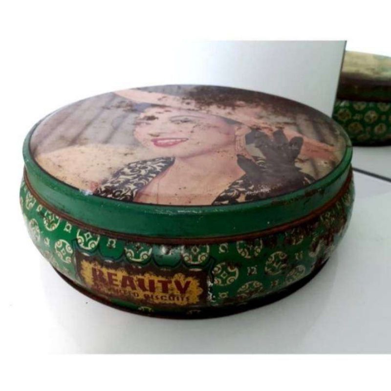Koleksi kaleng bekas biskuit vintage