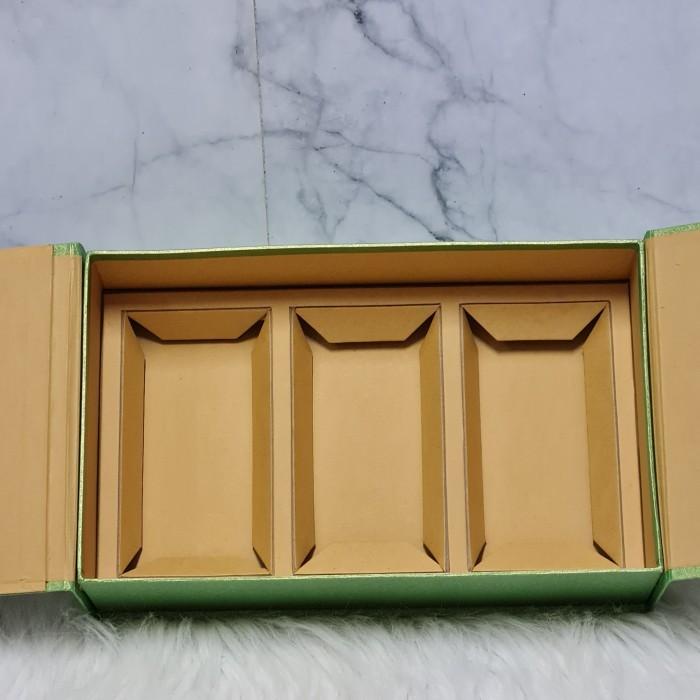 

Te043 Box Mt Magnet Sekat 3 Amper Kotak Kue Kering Lebaran Natal Imlek 043