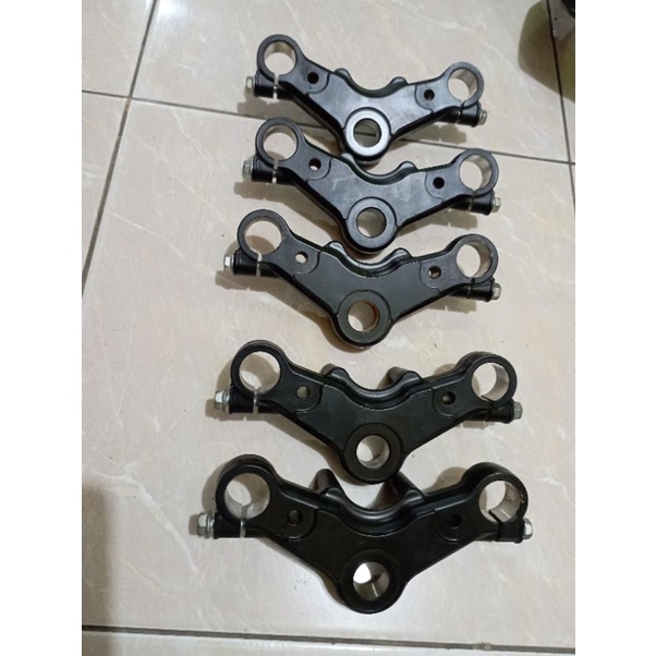 SEGITIGA ATAS SHOCKBREAKER DEPAN SATRIA FU LAMA 2008 2014 ORIGINAL