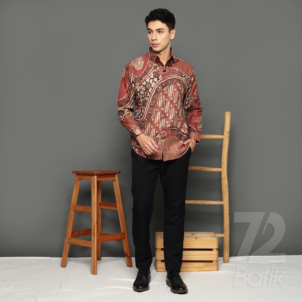 KEMEJA BATIK PRIA LENGAN PANJANG Kemeja Dobby Slimfit Motif Parang Roll Warna Dusty Pink Maroon 723151 Cap 72 - Baju Kemeja Atasan Pakaian Setelan Batik Pria Cowok Laki Laki Remaja Keluarga Kantor Lengan Panjang Modern Slimfit Slim Fit Premium Kekinian