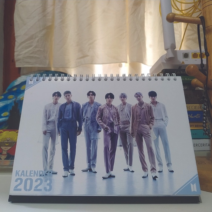 

Kalender Meja 2023 Edisi BTS Album Proof