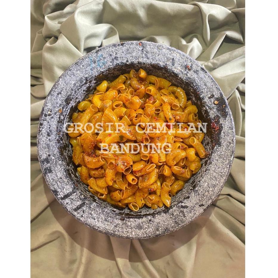 

[Miliki Sekarang] Cemilan Makroni Bantet Pedas Daun Jeruk Makroni Bantet 500 Gram 39