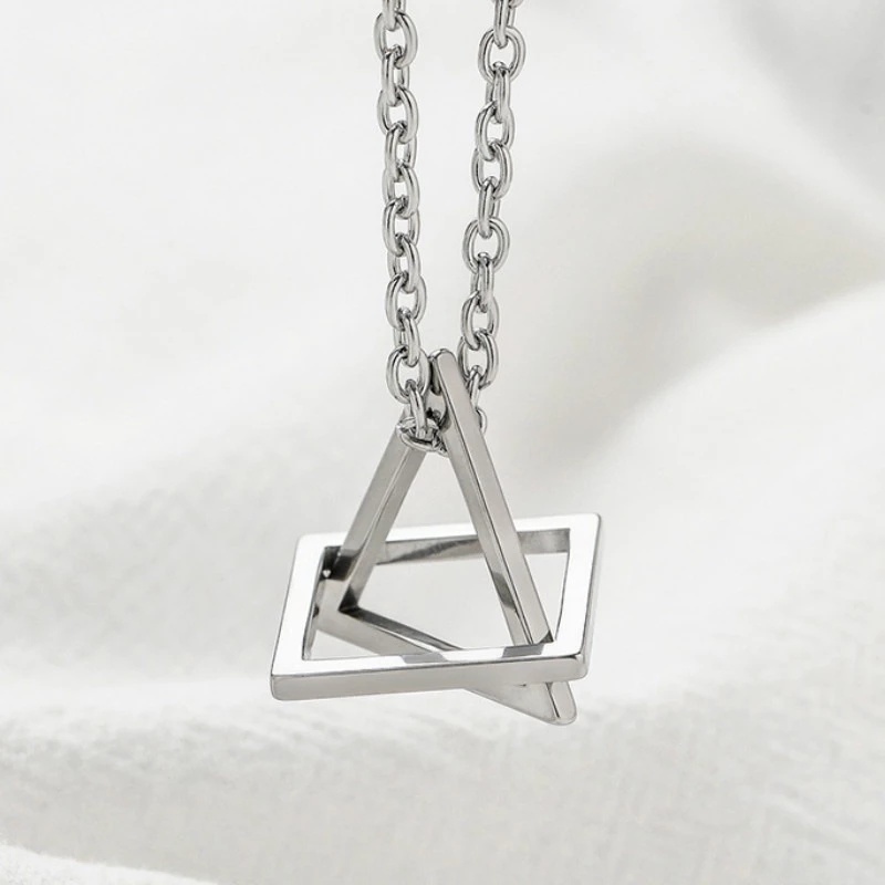 Hot Sale/Wanita Pria Kepribadian Interlocking Square Triangle Pendant Necklace/Ladies Simple Charm Necklaces/Kalung Klavikula Elegan/Kalung Rantai Pantai Kepribadian Perempuan