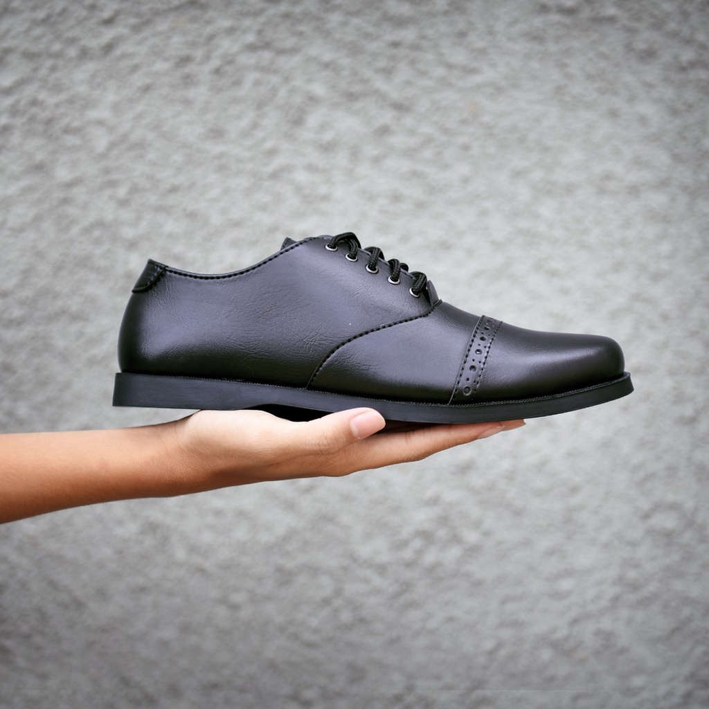 RIONZ x DARWIS - Sepatu Formal Pria Casual Kantoran Nikahan Kulit Syntetis Asli Original Sepatu Pantofel Pria Resmi Formal Hitam Coklat Gaya Trendy Kasual Kantor Kuliah Pesta Nikah Kondangan Gereja Kerja PNS Guru Kekinian Terlaris Terbaru Murah