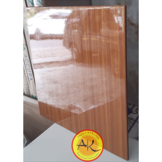 Keramik Lantai Ruangan Motif Salur Urat Kayu Glossy Kilap 40x40 Wood Brown