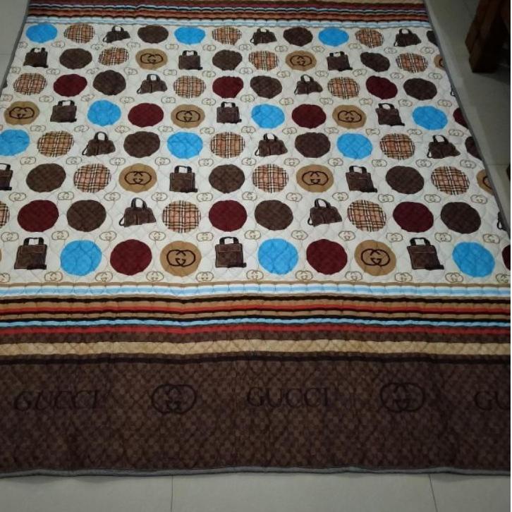Depan Karpet Lantai Quilting Jumbo 180x230 cm Motif Gucci