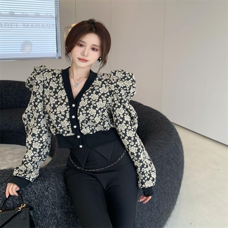Red Bahasa Perancis Retro Kontras Warna Rose Jacquard Pendek Leher V Puff Lengan Musim Semi dan Musim Gugur Atasan Wanita Rasa Desain Niche Cardigan