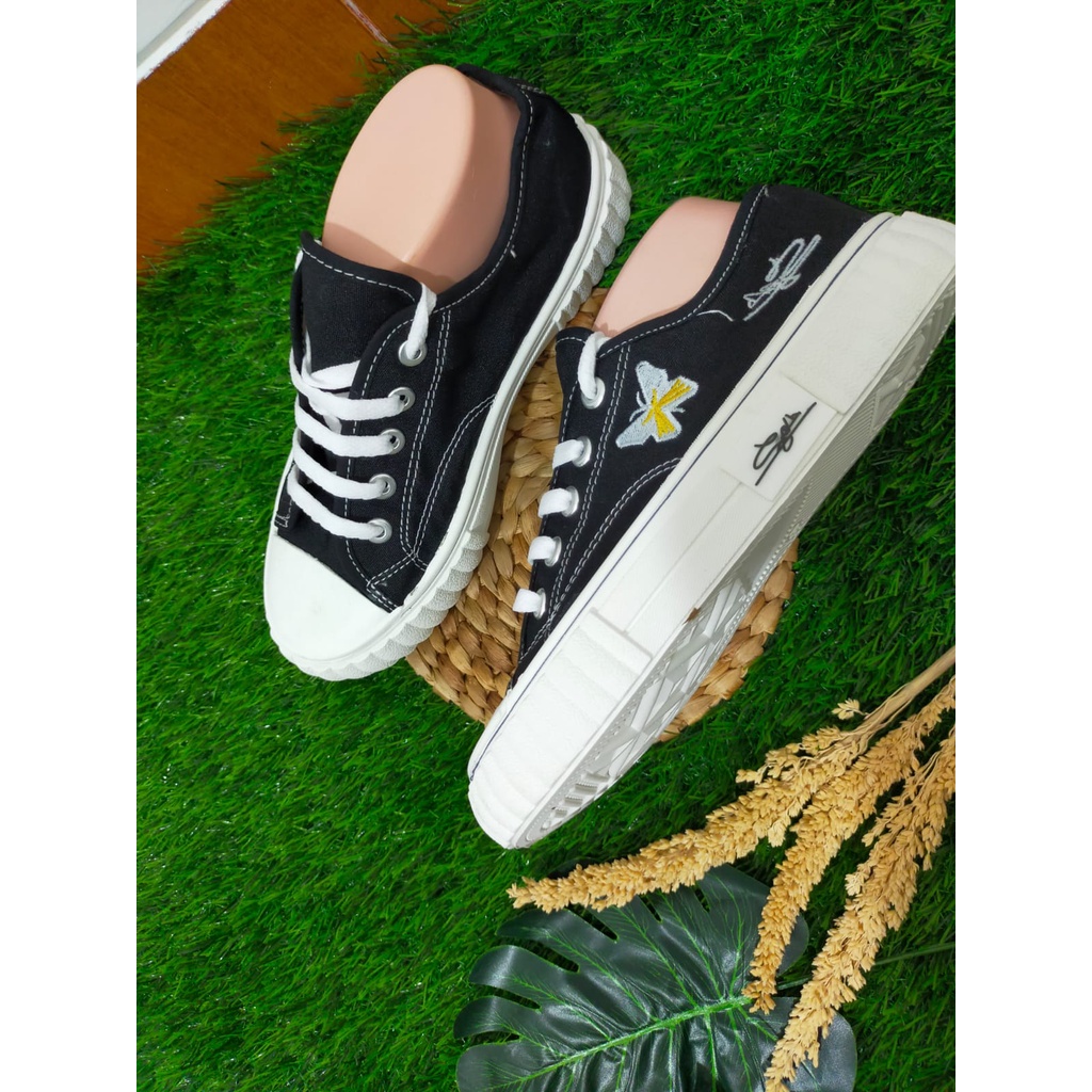 Sepatu Sneakers Wanita Kasual Trandu Bordiran Kupu2 Low Import