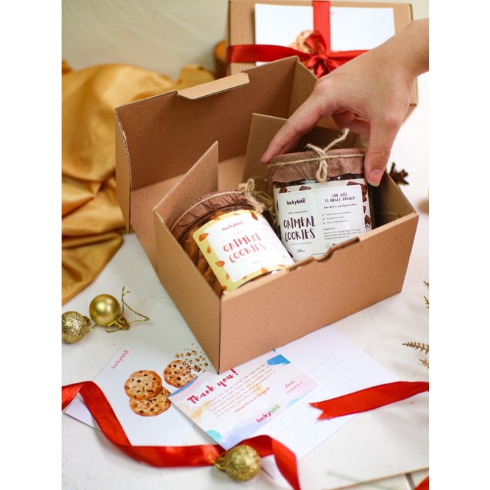 

✨READY✨ -Hampers / Gift Box / Kado - Cookies 2 Jar + Greeting Card + Pita- 1.1.23