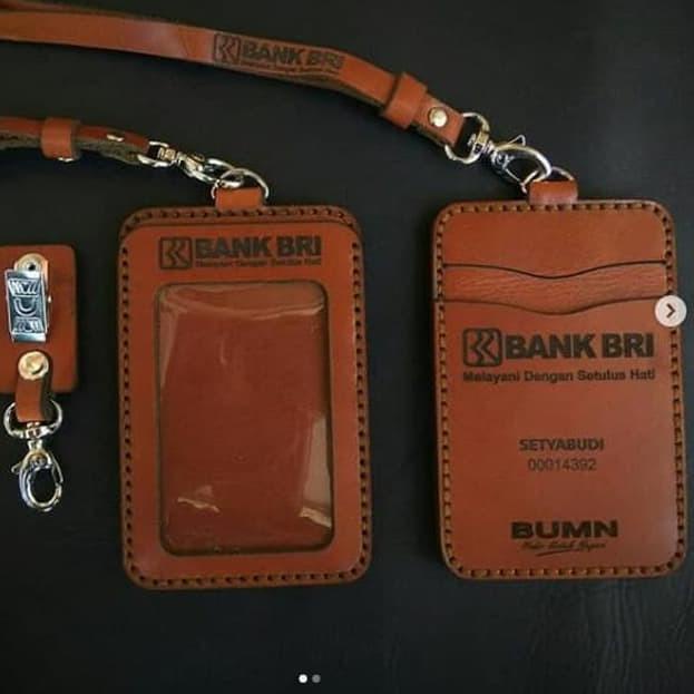 

Terbaru ダ Name Tag Kulit Bank BRI Kulit Sapi Asli Costum Nama/Logo
