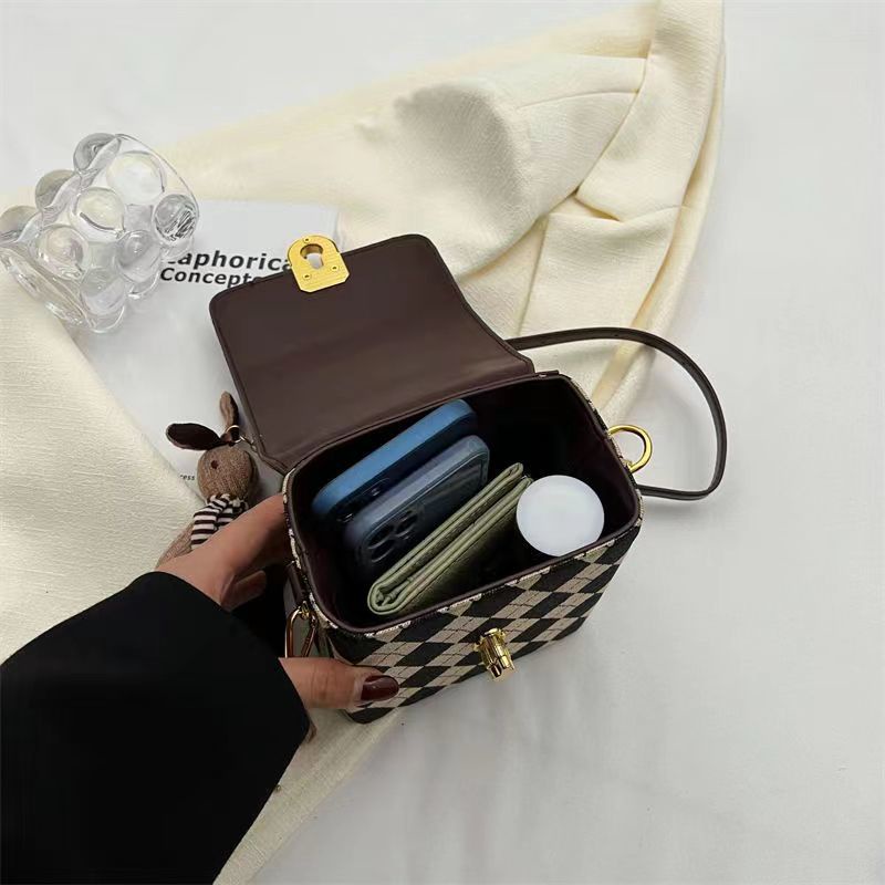 Red Kelinci Pelunasan Portable Musim Gugur dan Musim Dingin All-Match 2022 Tas Baru Wanita Genggam Single Bahu Messenger Lingge Kecil tas Ponsel