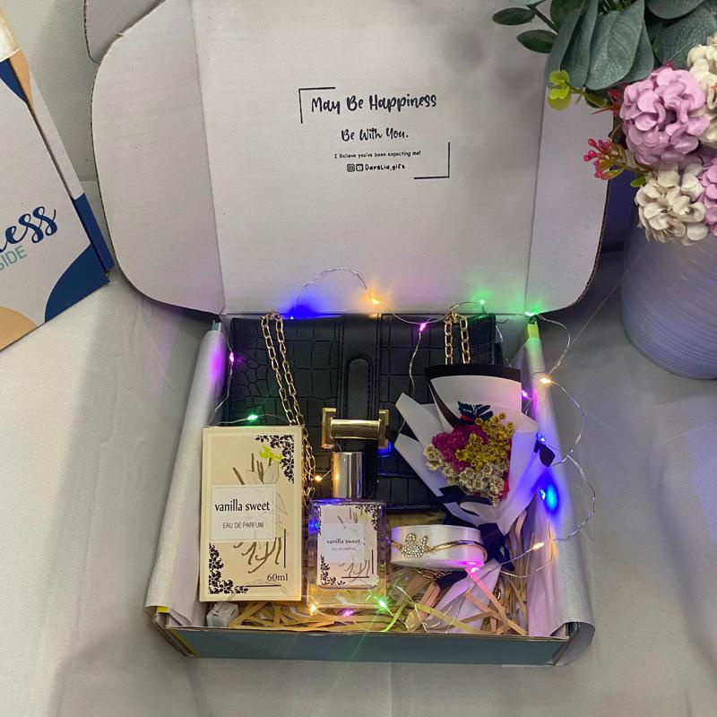 

[Ready/ Hampers Tas Wanita/ Kado Tas Wanita/Paket Exclusive Mtf/Tas Wanita/Tas Cewek/ Kado Ulang Tahun Cewek/Kado Wisuda Cewek/Led/Parfum Wanita/Buket Bunga Mini/Free Gift] Best Seller