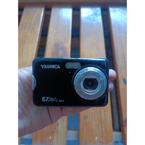 Kamera Digital Yashica EZ F527