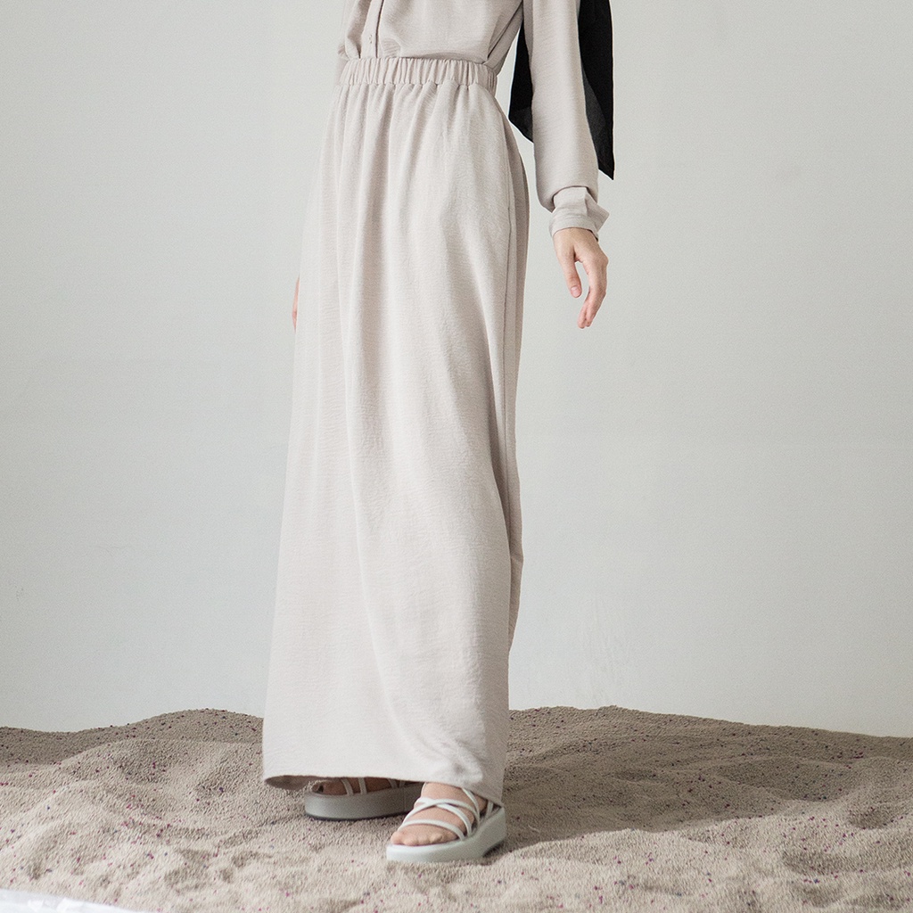 Hara by Aska Label - Rok wanita basic pinggang karet warna oat beige sand