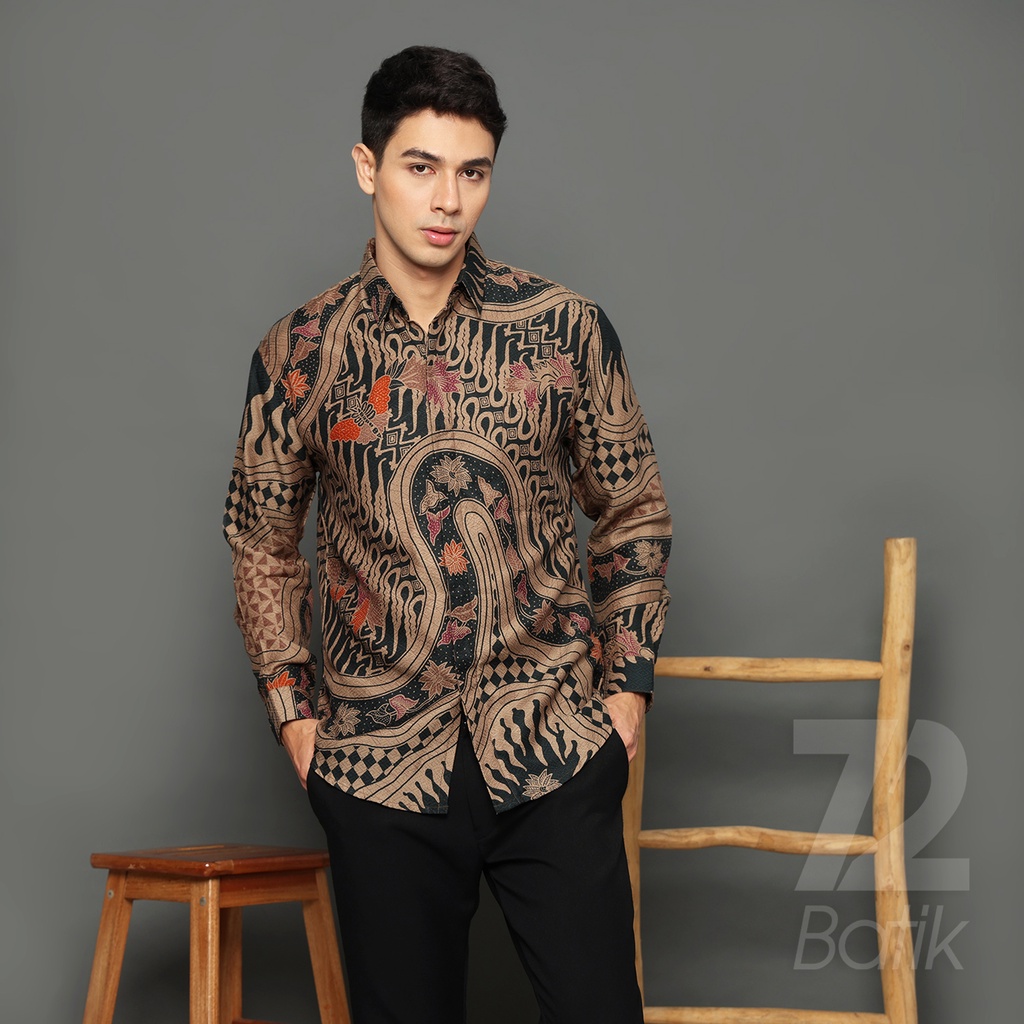 KEMEJA BATIK PRIA LENGAN PANJANG Kemeja Dobby Slimfit Motif Parang Kupu Warna Hitam Coklat 723155 Cap 72 - Baju Kemeja Atasan Pakaian Setelan Batik Pria Cowok Laki Laki Remaja Keluarga Kantor Lengan Panjang Modern Slimfit Slim Fit Premium Kekinian