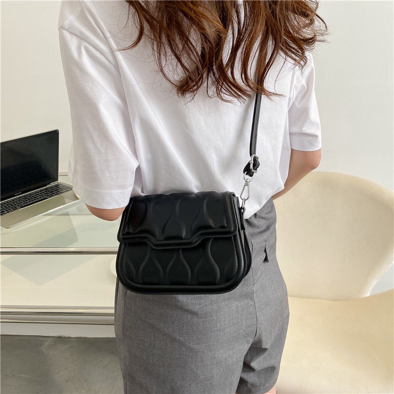 Red Tas wanita musim panas 2022 mode trendi baru high-end tekstur tas pelana ketiak wanita gaya luar negeri all-match niche messenger bag