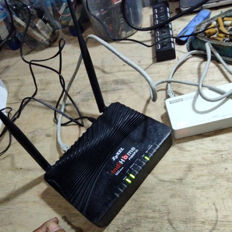 router Wi-Fi ZYXEL P-660HN-T1 Normal bekas