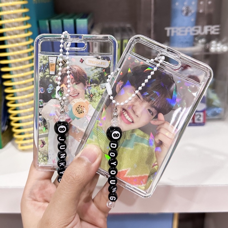 [CUSTOM] BLACK AND WHITE POCA HOLDER AKRILIK DENGAN GANTUNGAN NAMA PHOTOCARD CASE KPOP