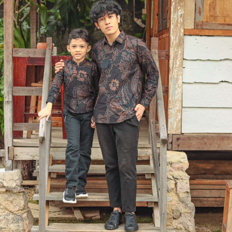 Batik Couple Ayah dan Anak Laki Laki Premium Slimfit Warna Hitam Casual motif coklat list biru