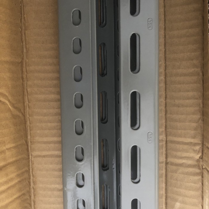 Besi Siku Lubang YSK 2mmx3.6x3.6 panjang 3M