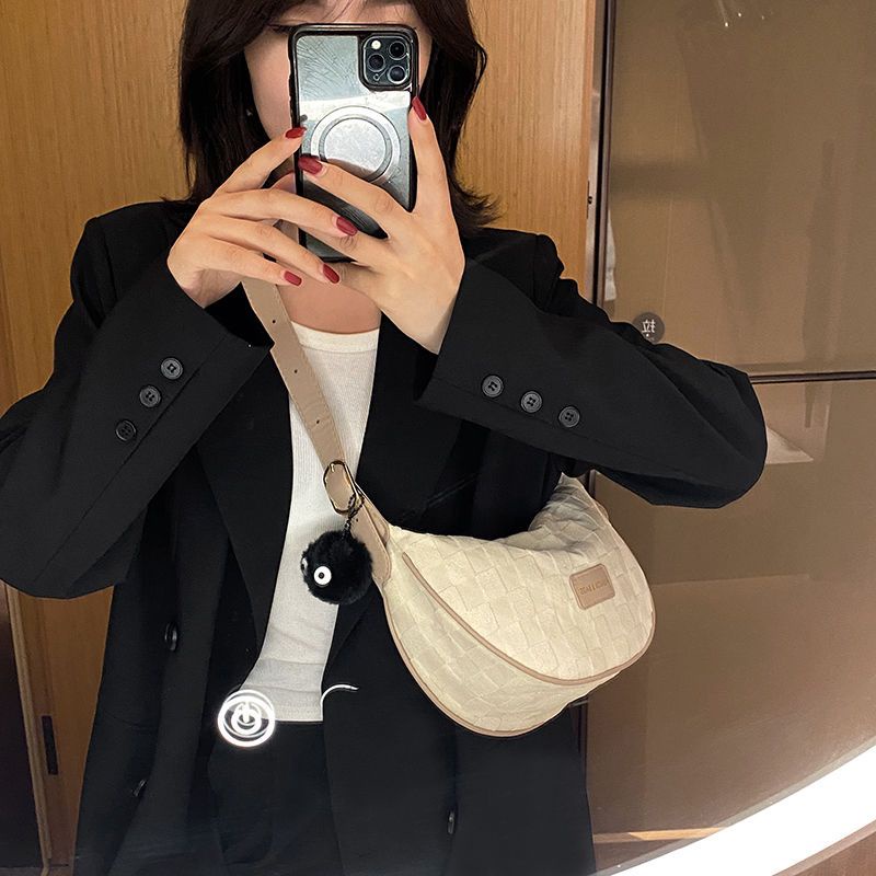 Red Tas Bertekstur Wanita 2022 Musim Gugur dan Musim Dingin Baru All-Match Gaya Asing Kotak Warna Kontras Liontin Lucu Satu Bahu Messenger Tas Pangsit